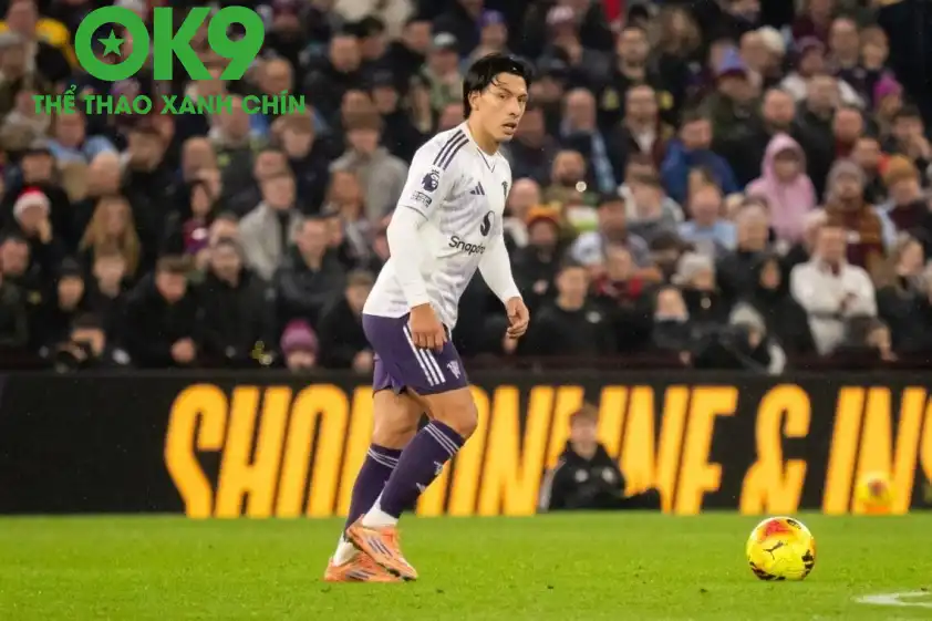 Lisandro Martinez đã có một trận đấu với vai trò tiền vệ phòng ngự khá ổn trước Aston VIlla. (Ảnh: Goal) Lisandro Martinez đã có một trận đấu với vai trò tiền vệ phòng ngự khá ổn trước Aston VIlla. (Ảnh: Goal)